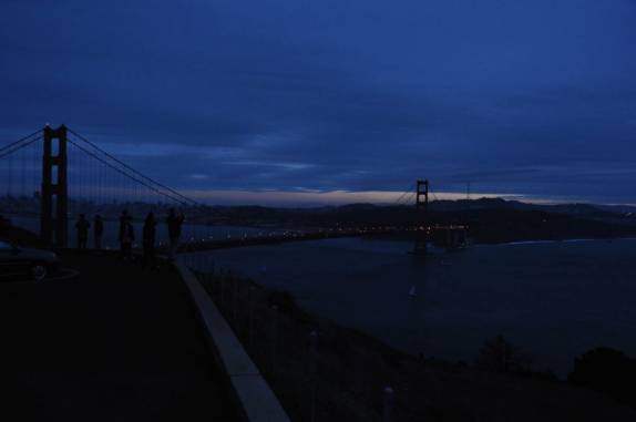 Fim de tarde, início de noite na sempre movimentada Golden Gate, em San Francisco, na Califórnia, nos Estados Unidos